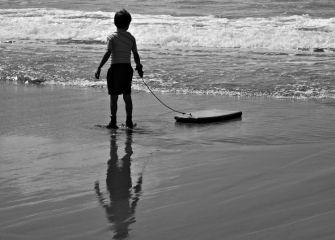 El niño sin la camisa de rayas