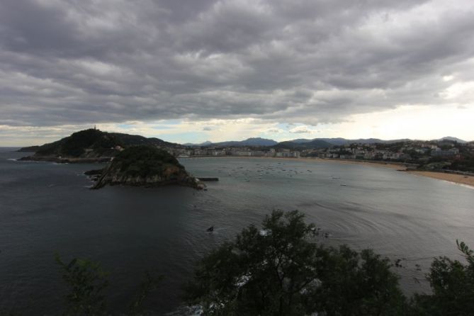 nubes en la ciudad: foto en Donostia-San Sebastián