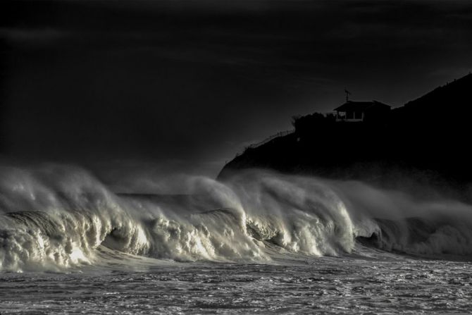 OLAS  EN DEBA: foto en Deba