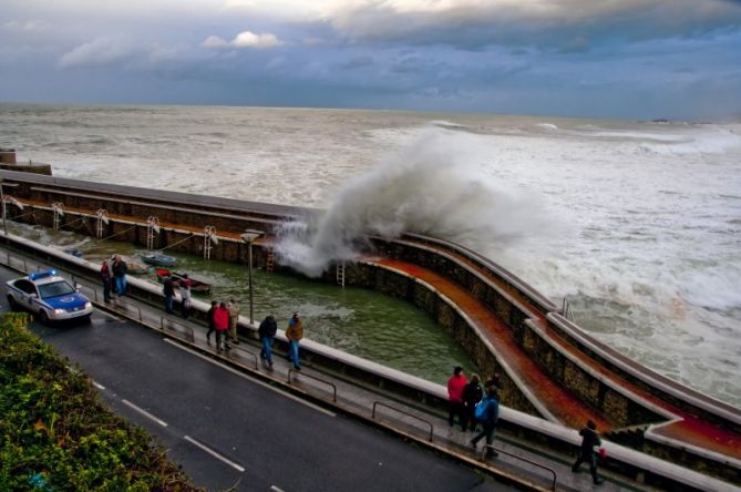 OLEAJE 02: foto en Zarautz