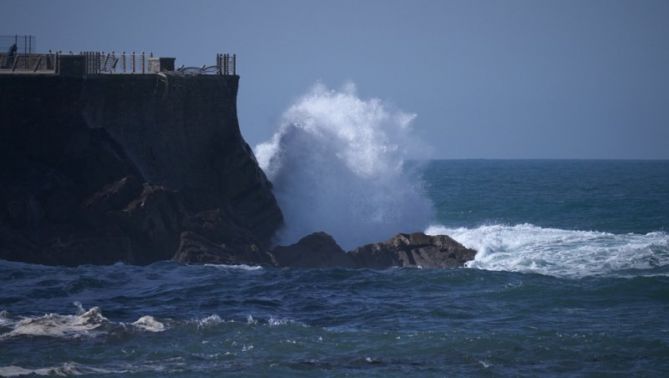 Oleaje en el Paseo Nuevo: foto en Donostia-San Sebastián