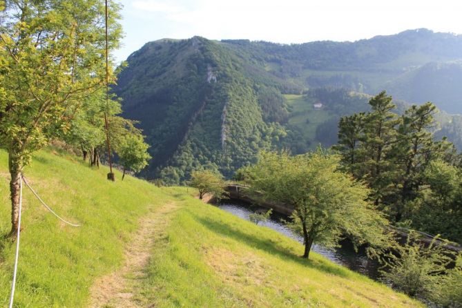 Paisaje desde el canal Osiverde: foto en Zaldibia