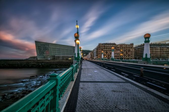 Primeras luces sobre el puente: foto en Donostia-San Sebastián