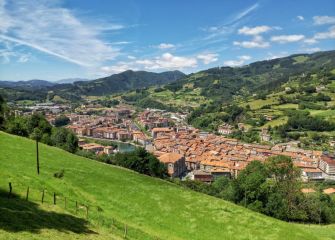 Pueblo entre montes