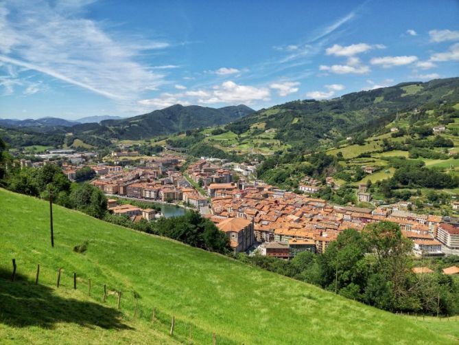 Pueblo entre montes: foto en Tolosa