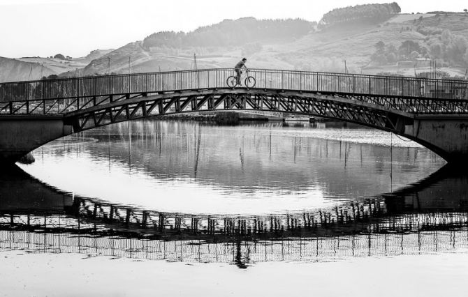 Puente sobre la ría: foto en Zumaia