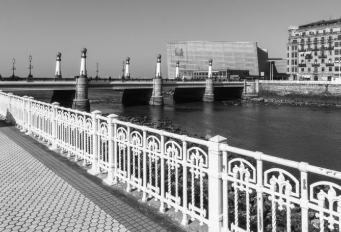 Puente Zurriola 1 B&N: foto en Donostia-San Sebastián