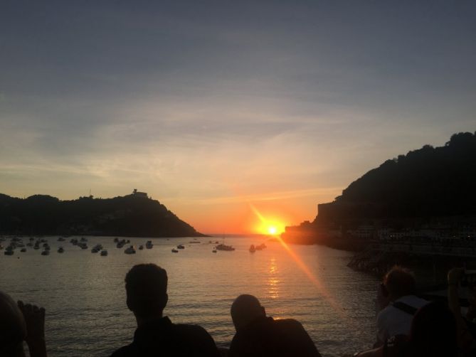 Puesta de sol entre Urgul y la isla: foto en Donostia-San Sebastián