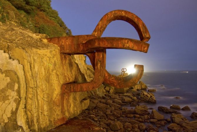 Puesta de sol en el Peine del Viento: foto en Donostia-San Sebastián