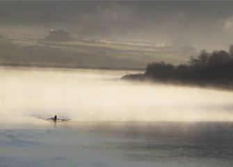 remar en la niebla