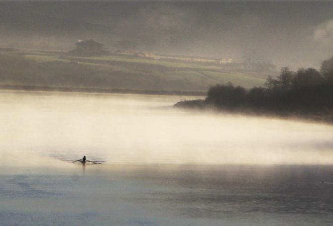 remar en la niebla: foto en Orio