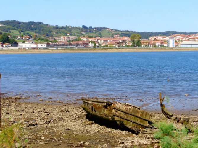 Restos de un antiguo barco: foto en Irun