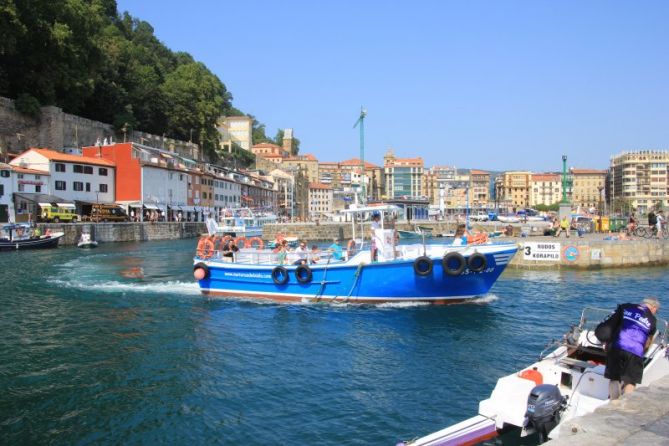 saliendo del muelle: foto en Donostia-San Sebastián