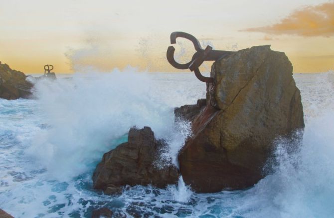 Suave atardecer de fuertes olas: foto en Donostia-San Sebastián