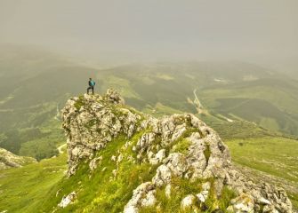 Subiendo Udalaitz.