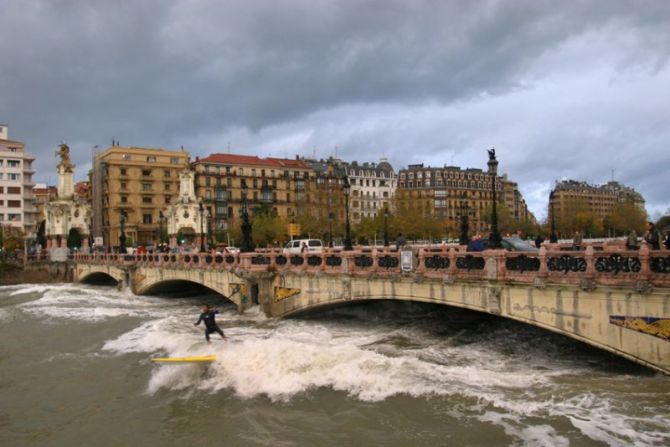 Surf en el rio: foto en Donostia-San Sebastián