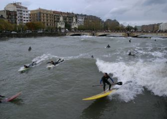 Surfeando en el río Urumea