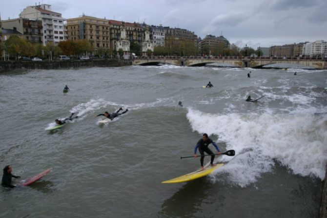 Surfeando en el río Urumea: foto en Donostia-San Sebastián