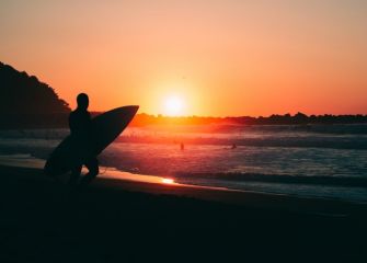 surfista en la zurriola