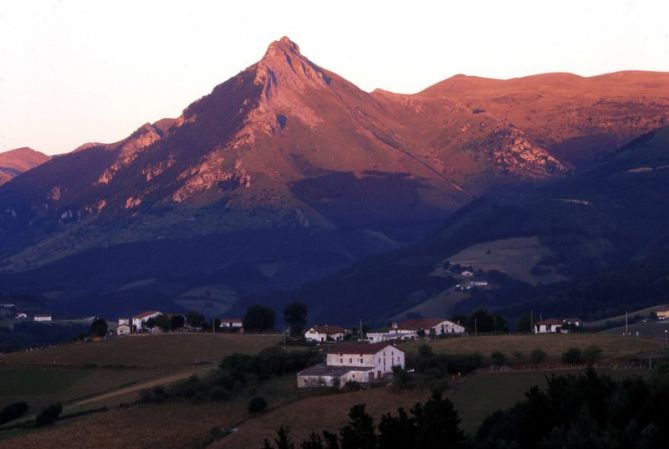 Txindoki al atardecer: foto en Abaltzisketa