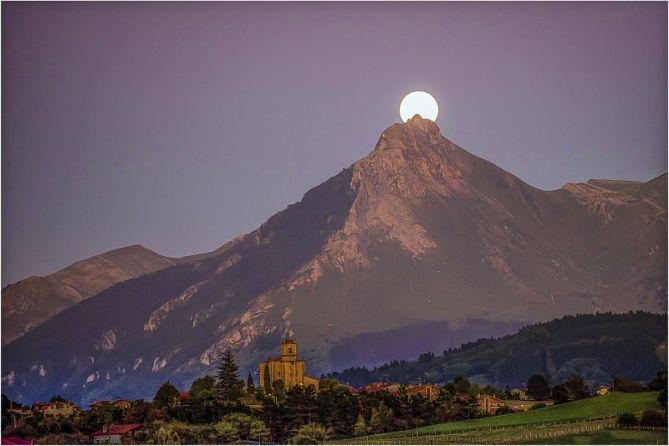 Txindoki con luna llena: foto en Olaberria