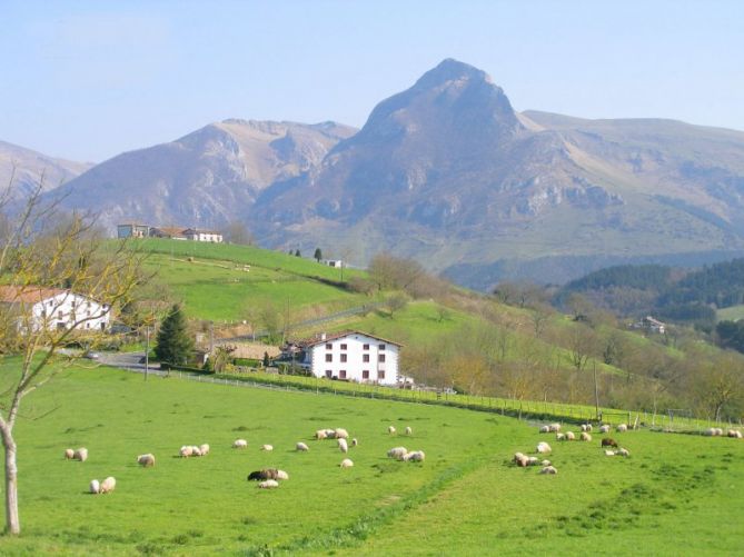 Vista del Txindoki desde Gaintza: foto en Gaintza