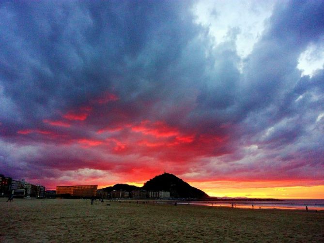 la Zurriola al rojo vivo: foto en Donostia-San Sebastián