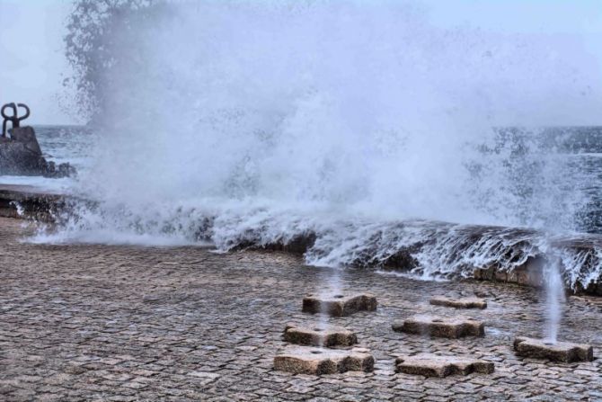 OLAS EN EL PEINE: foto en Irun