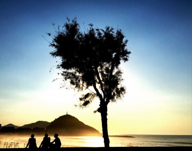 Perfiles de atardecer en la Zurriola: foto en Donostia-San Sebastián