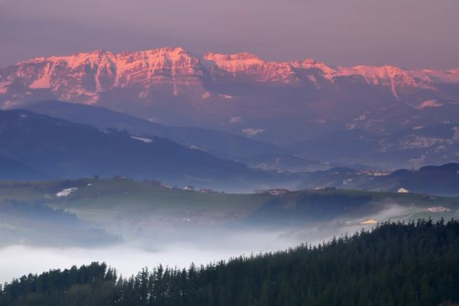 Aizkorri, gorri gorri: foto en Lazkao