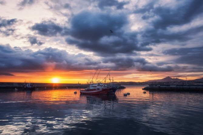 Amanece en el puerto: foto en Hondarribia