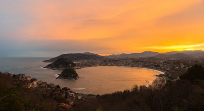 AMANECER EN LA BAHÍA: foto en Donostia-San Sebastián