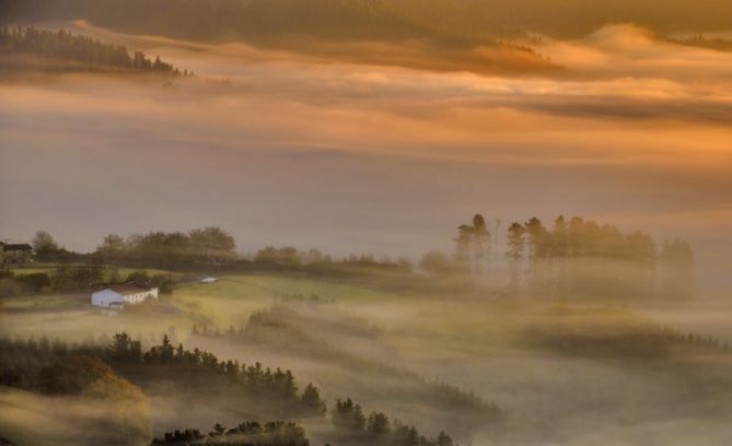 Amanecer entre nieblas: foto en Elgeta