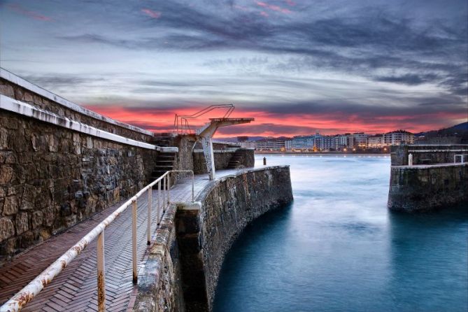 Amanecer en el puerto: foto en Zarautz