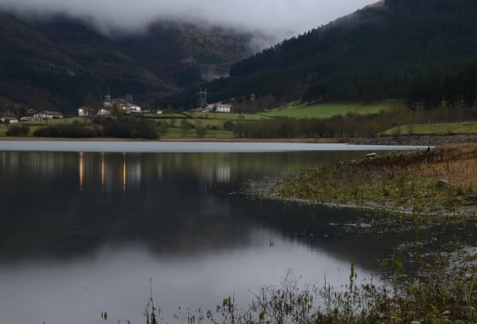 Amaneciendo. Embalse de Urkulu: foto en Aretxabaleta