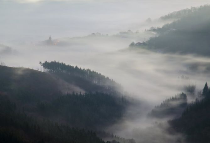 Amaneciendo entre nieblas - Zerain: foto en Zerain