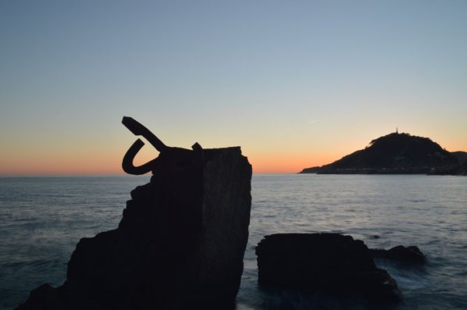 AMANECIENDO EN EL PEINE DE LOS VIENTOS.: foto en Donostia-San Sebastián