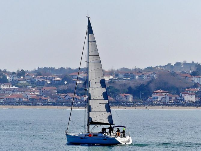 Aprovechando el viento: foto en Hondarribia