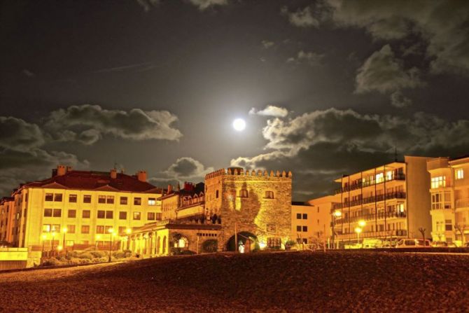 Argiñano con luna llena : foto en Zarautz