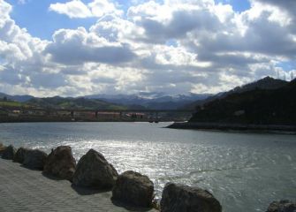 Asfalto, piedra, agua, nube