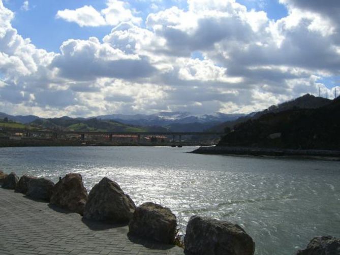 Asfalto, piedra, agua, nube: foto en Orio