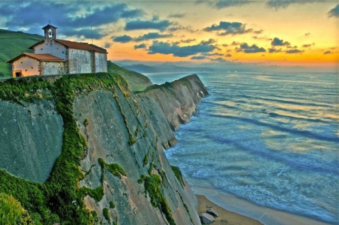 Atardecer en la costa : foto en Zumaia