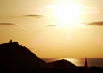 Atardecer en Dorado y Negro.