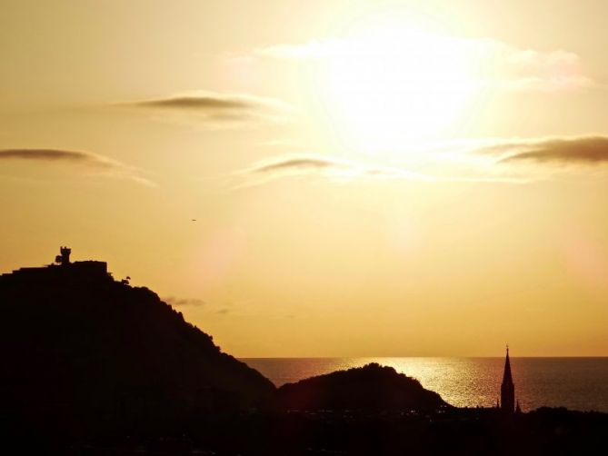 Atardecer en Dorado y Negro.: foto en Donostia-San Sebastián