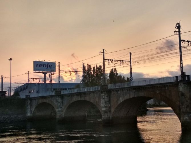 Atardecer entre puentes: foto en Irun