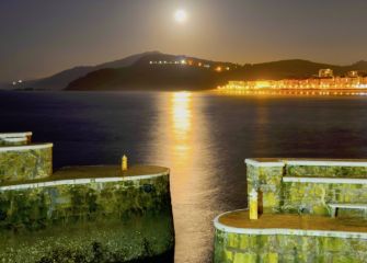 Atardecer con la luna llena 