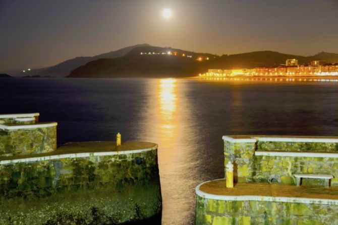 Atardecer con la luna llena : foto en Zarautz