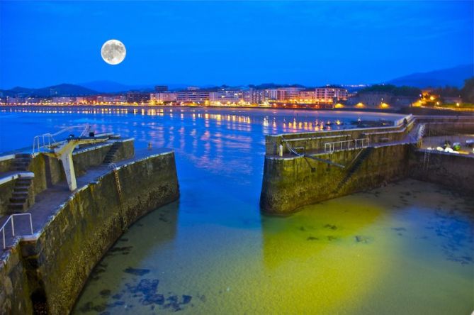 Atardecer con la Luna llena : foto en Zarautz