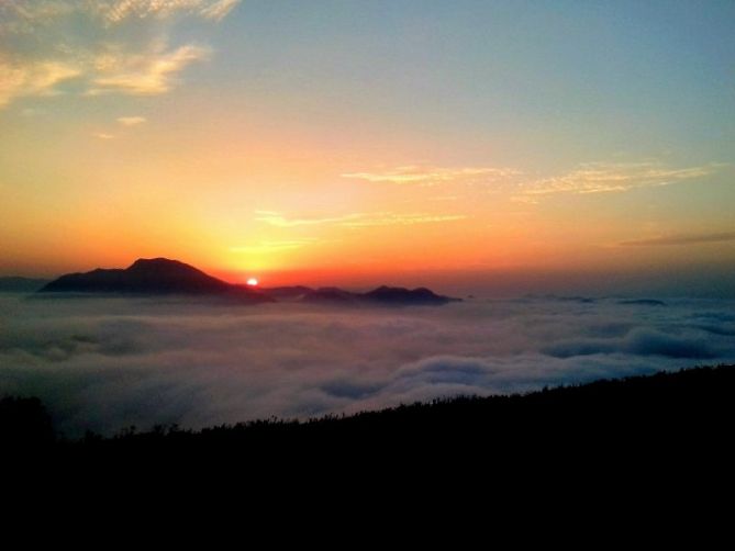 Atardecer en la montaña: foto en Aia