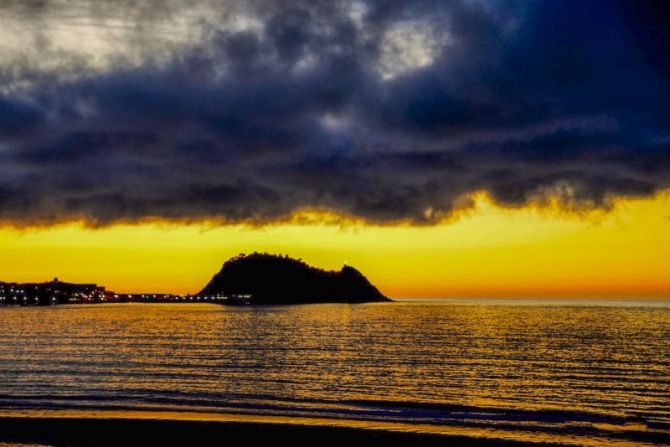 Atardecer con nubarrones grandes : foto en Zarautz